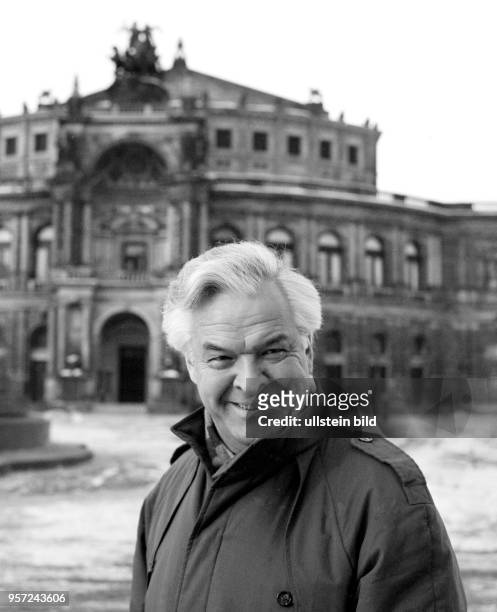 Der Kammersänger Theo Adam am Tag der Wiedereröffnung der Semperoper vor dem wiederaufgebauten Opernhaus auf dem Theaterplatz in Dresden, aufgenommen...