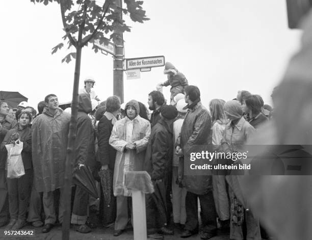 Einwohner stehen am zur Namensgebung der Allee der Kosmonauten in Berlin am Straßenrand. In Anwesenheit des sowjetische Kosmonauten Bykowski und des...