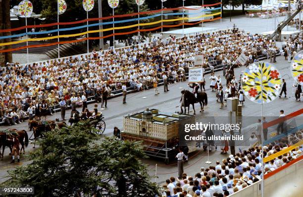 Rund 700.000 Ost-Berliner verfolgen am an der Karl-Liebknecht-Straße den Umzug zum 750-jährigen Jubiläum der Stadt Berlin. Hier erinnern ein Modell...