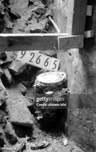 Blick auf Filmdosen in einer noch zum Teil verschütteten Grabkammer in der Ruine der Frauenkirche in Dresden während der Sicherungsarbeiten und der...