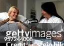 Allergie-Untersuchung im Klinikum "Ernst von Bergmann" in Potsdam: Ärztin testet eine Patientin auf diverse Allergien