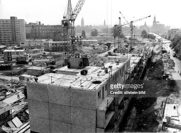 Wohnungsbau in Dresden - an der Straße der Befreiung in Dresden-Neustadt werden Plattenbauten vom Typ WBS 70 errichtet, aufgenommen im Sommer 1977....