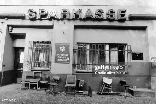 In dieser Filiale der Sparkasse in Berlin-Mitte kann man "rationell, sicher, bequem" Ostmark gegen D-Mark tauschen kann, aufgenommen am . Mit der...