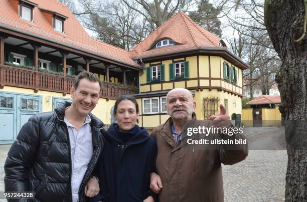 Der gebürtige Dresdner Schriftsteller und Journalist Peter Richter mit Ehefrau Ophelia Abeller und Matthias Griebel in einer Straße im Dresdner...