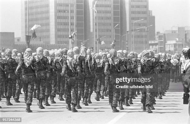 Soldaten der libyschen Streitkräfte mit Palästinenser-Kopftüchern bei einer Militärparade in Bengasi im September 1979 anlässlich des 10. Jahrestages...