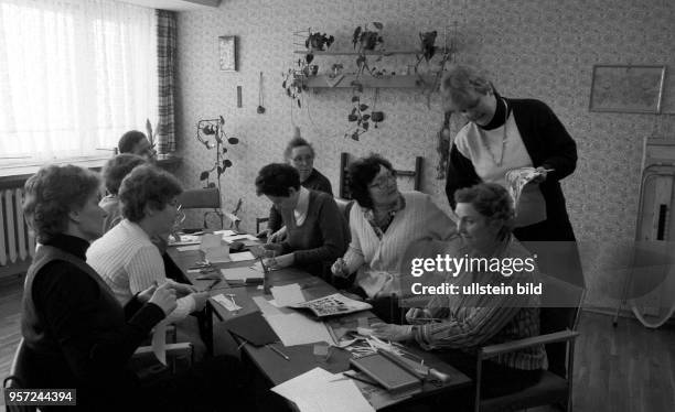 Handarbeiten und Basteln gehören zum Spezialprogramm der Kurgäste des FDGB-Erholungsheimes "Waterkant" in Börgerende, aufgenommen im März 1985. Nicht...