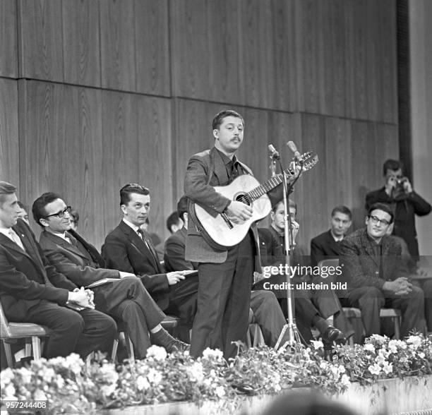 Der Liedermacher und Sänger Wolf Biermann bei einem Auftritt bei einem Lyrikabend in der Humboldt-Universität Berlin im Januar 1963.