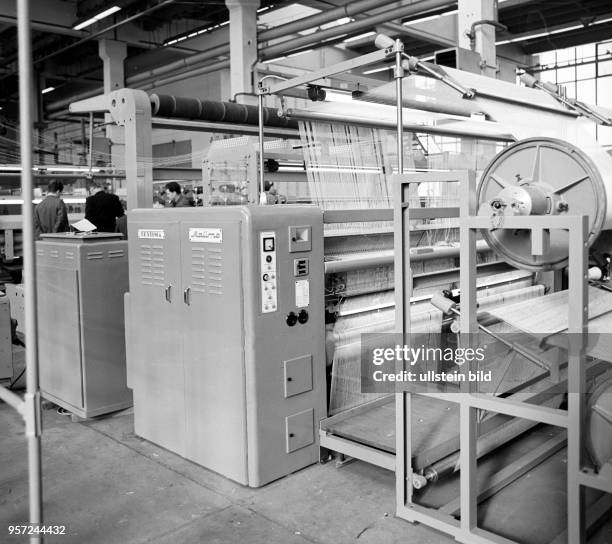 Eine Textilmaschine Malimo 2400, aufgenommen 1967 in Karl-Marx-Stadt. Der deutsche Ingenieur Heinrich Mauersberger aus der sächsischen Textilregion...