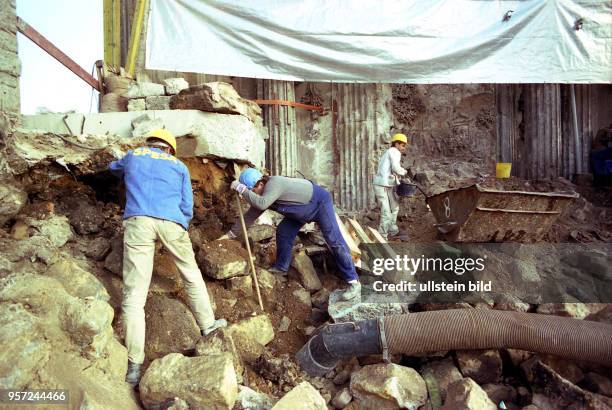 Bauarbeiter legen die Reste des Altars an der Ruine der Frauenkirche in Dresden frei, aufgenommen am . Experten diagnostizierten jeden Stein, um ihn...