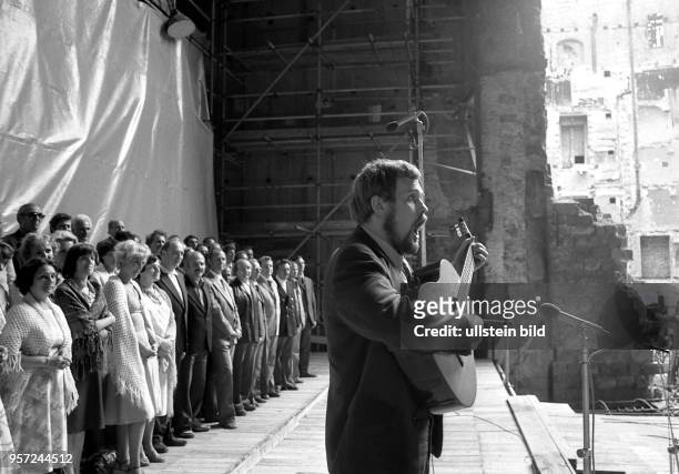 Am 24.6.1978, zum ersten Jahrestag der Grundsteinlegung zum Wiederaufbau der im Zweiten Weltkrieg zerstörten Semperoper in Dresden, erfreuen...
