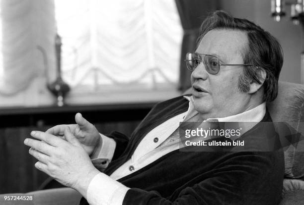 Talkmeister O.F.Weidling sitzt in seinem Arbeitszimmer in seinem Haus in Dresden-Hellerau, aufgenommen 1983. Weidling, witziger und beliebter...