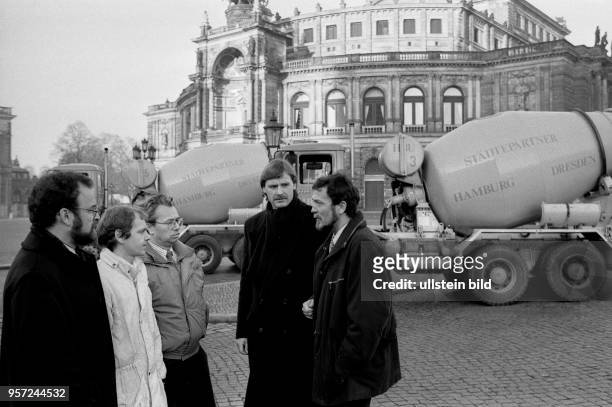 Westdeutsche Unternehmen helfen in Dresden im Rahmen der Städtepartnerschaft Hamburg-Dresden - im Februar 1990 überreichen Vertreter der Hamburger...