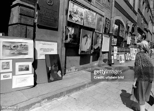 Blick in die Warschauer Altstadt, in der Künstler ihre Bilder zum Verkauf anbieten, aufgenommen 1975 in Polen.