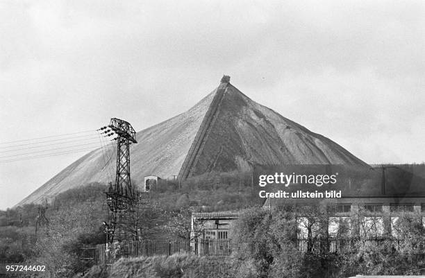 Im Vordergrund eine Hochspannungsleitung, im Hintergrund die Abraumhalde des Thomas-Müntzer-Schachtes Sangerhausen , aufgenommen am . Seit 1951 wird...