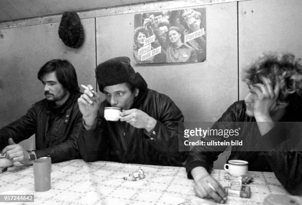 Arbeiter trinken 1986 in der Sowjetunion im Gebiet Perm im Ural in einem Pausenraum auf der Baustelle der Erdgastrasse aus Russland nach Westeuropa...