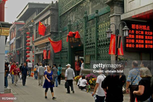 Oktober 2009 / China - Peking/ Passanten und Touristen - Alltag und Straßenszene in einer der vielen alten Straßen und Gassen im Viertel um die alte...