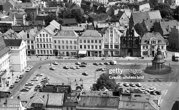 Blick auf den Marktplatz der Hansestadt Wismar mit dem klassizistischen Rathaus an der Nordseite, der von 1580 bis 1602 fertiggestellten Wismarer...