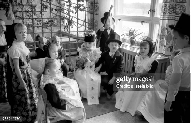 Alljährlich am 25. Januar feiern sorbische Kinder in der Lausitz das Fest der Vogelhochzeit. Wie hier 1990 im Kindergarten von Schmerlitz kleiden...