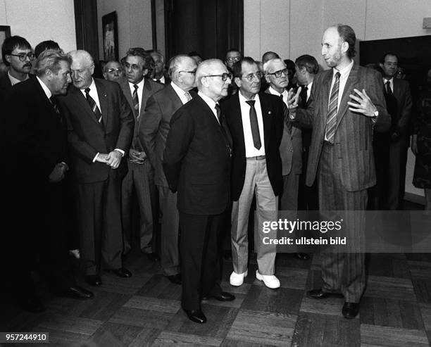 Der Künstler und Professor an der Hochschule für Bildende Künste Dresden Johannes Heisig zeigt dem Partei- und Staatschef Erich Honecker auf der X....