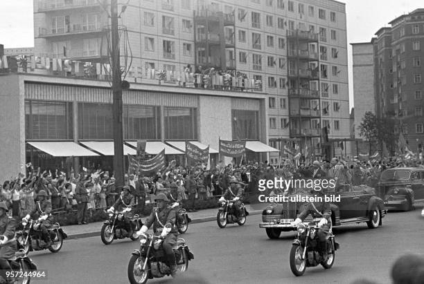 Im offenen Wagen fahren, begleitet von einem Motorrad-Stafette, der DDR-Staatsratsvorsitzende und SED- Parteichef Walter Ulbricht und der sowjetische...