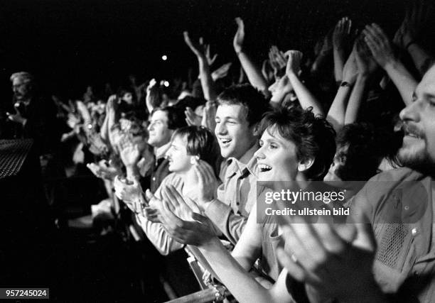 Der bundesdeutsche Rocksänger Peter Maffay wird im Jahr 1987 in der Ostberliner Werner-Seelenbinder-Halle von seinen Fans gefeiert. Der als Peter...