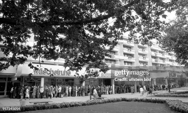 Zum 30. Jahrestag der DDR wurde im Oktober 1979 in Dresden die neue Einkaufsstraße " Straße der Befreiung " feierlich eröffnet und damit ein weiterer...