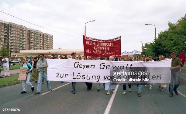 Nach den tagelang andauernden ausländerfeindlichen Krawallen in Rostock-Lichtenhagen findet am 29.8.1992 an gleicher Stelle eine Demonstration gegen...
