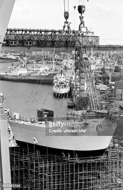 Die Vorschiffsektion des ersten Eisenbahn-Großfährschiffes der DDR wird von den Schiffbauern der Mathias-Thesen-Werft Wismar montiert, aufgenommen im...