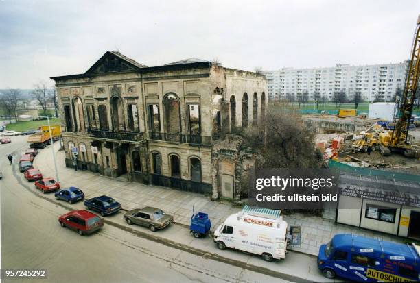 Blick auf die Ruine des Kurländer Palais am Tzschirnerplatz 3 in Dresden, welches von 1728 bis 1729 von dem deutschen Architekten und Baumeister...