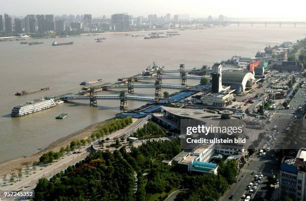 Blick über den Fluss Yangzi mit der Uferpromenade auf eine Silhouette von Hochhäusern in Wuhan, Hauptstadt der Provinz Hubei. Mit 5.200000 Einwohner...