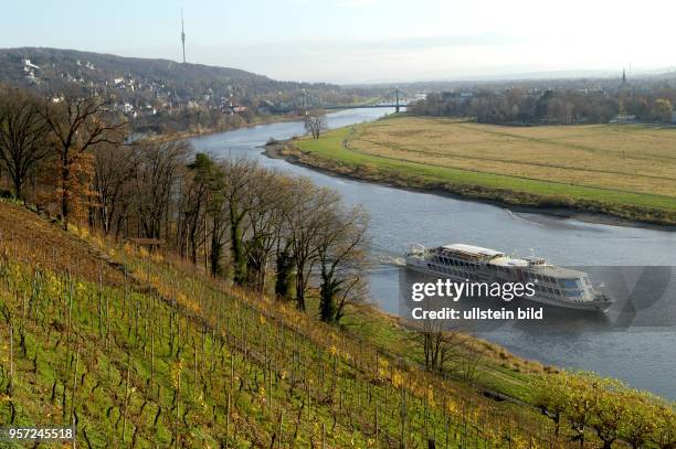 Blick von der Terrasse am Lingnerschloss auf den Elbbogen vor dem "Blauen Wunder" unterhalb der Elbhänge in Dresden, aufgenommen im November 2008....