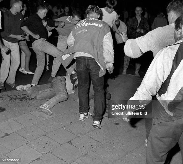 Jugendliche treten am 27.8.1992 einen am Boden liegenden Polizisten vor der Zentralen Aufnahmestelle für Asylbewerber in der Mecklenburger Allee 18...