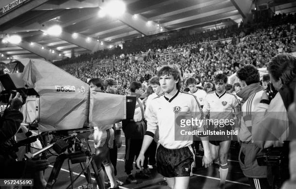Das Team des DDR-Fußball-Oberligisten Dynamo Dresden mit Abwehrspieler Andreas Trautmann und Stürmer Ralf Minge begibt sich, flankiert vom Team des...