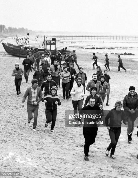 Bei einem zünftigen Lauf am winterlichen Ostseestrand des Seebades Zingst wird der Kreislauf der Kurpatienten in Schwung gebracht, aufgenommen am ....