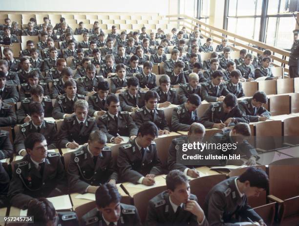 Ausbildung von Offizieren an der Offiziershochschule der Grenztruppen der DDR "Rosa Luxemburg" in Suhl, undatiertes Foto vom Oktober 1984.