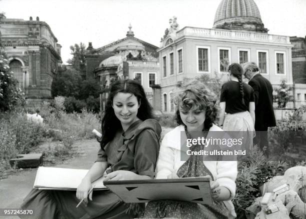 Im Sommer 1983 machen Studentinnen der Hochschule für Bildende Künste Dresden neben dem Trümmerberg der Frauenkirche Studien. Im Hintergrund Gebäude...