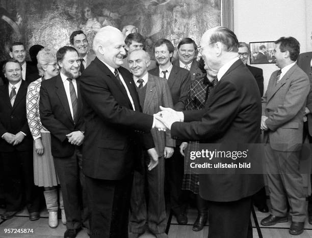 Der Wissenschaftler Professor Manfred von Ardenne feiert am 20. 01.1987 in Dresden seinen 80. Geburtstag. Die Glückwünsche des...