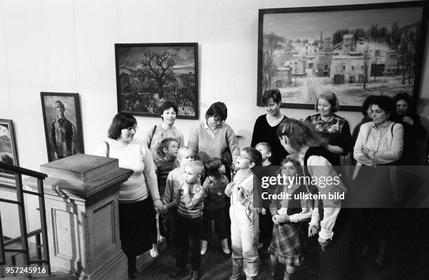 Vorschulkinder besuchen im Dezember 1987 mit ihren Müttern die X. Kunstausstellung der DDR im Albertinum in Dresden. Die Ausstellung fand vom 03....