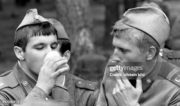 Sowjetische Soldaten machen 1980 bei einem Leistungsvergleich mit ihren DDR-Partnern eine Pause. Wettbewerbe zwischen Einheiten der Nationalen...