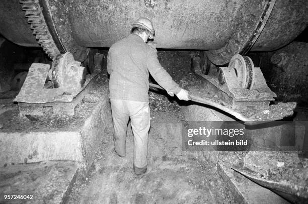 Ein Arbeiter ist in der Bessemerei der zum Mansfeld Kombinat "Wilhelm Pieck" gehörenden Kupfer- und Silberhütte "Fritz Beyling" an einer...