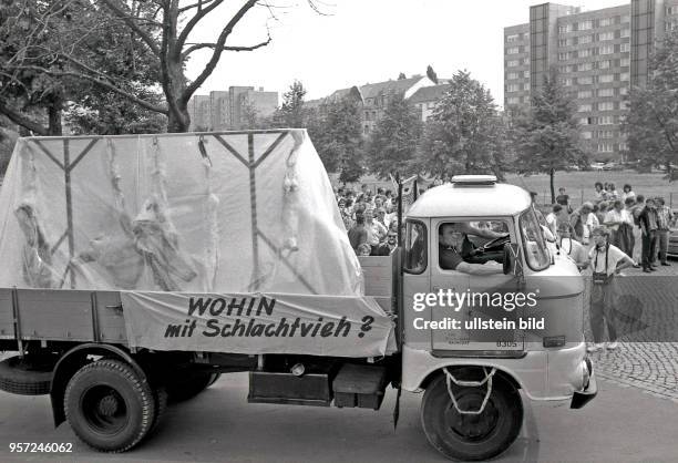 Sächsische Bauern demonstrieren am in Dresden - hier am Käthe-Kollwitz-Ufer im Zentrum der Elbestadt - gegen den Niedergang ihrer Genossenschaften...