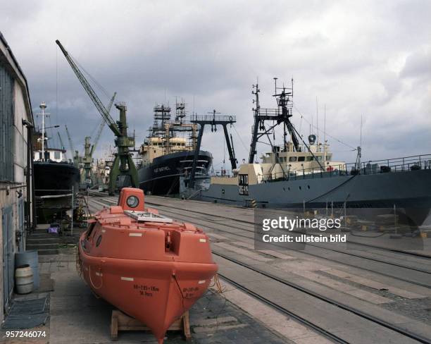 Ein Freifallrettungsboot steht im Hafen von Rostock am Umschlagplatz, aufgenommen 1985. Diese modernen Rettungsboote sind normalerweise in Schräglage...
