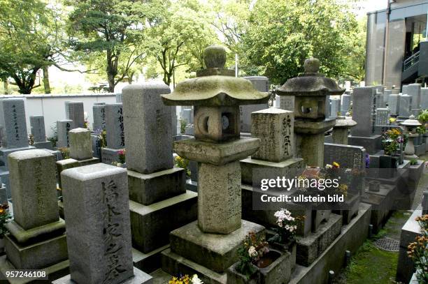 Japan / Hiroshima / Oktober 2009 / Ein kleiner, wieder aufgebauter Friedhof in Hiroshima, aufgenommen im Oktober 2009. Jährlich besuchen Millionen...
