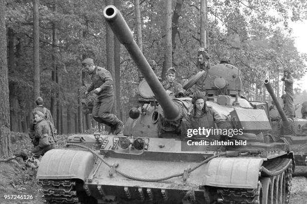 Die NVA-Soldaten der 9. Panzerdivision "Heinz Hoffmann" steigen während einer Manöverübung bei Eggesin aus ihrem Panzer, aufgenommen 1982. Das...