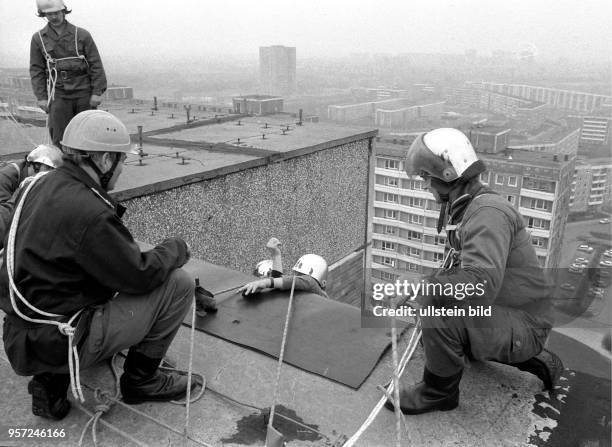 Rostock / Feuerwehr / Brand / Uebung / 1988 / Hoehenfeuerwehrleute ueben Abseilen - Rettung aus grossen Hoehen / Einen Verletzten aus rund sechszig...