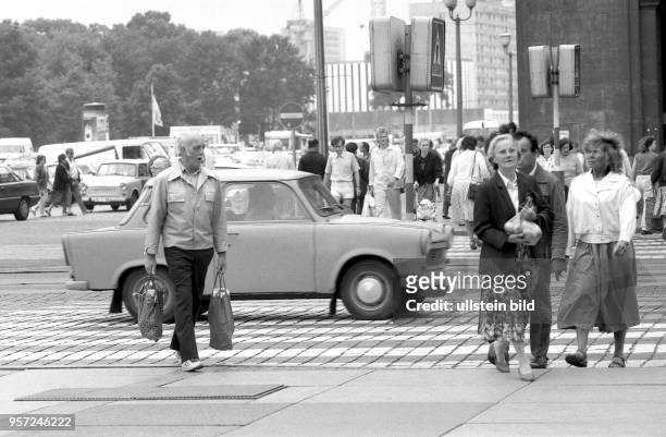 Kraftfahrer ignorieren am den Fußgängerübergang am Altmarkt in Dresden. Schnelle Autos und Rücksichtslosigkeit der Verkehrsteilnehmer haben den...