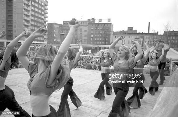 Junge Tänzerinnen auf einer Bühne im Stadtzentrum von Cottbus unterhalten die Zuschauer zum 1.Mai-Feiertag.
