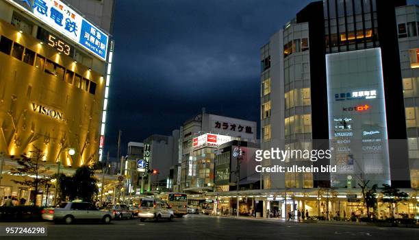 Japan / Kyoto / Abendlicher Straßenverkehr in der alten Kaiserstadt Kyoto, aufgenommen im Oktober 2009. Teile der Bürgersteige und Gehwege einer...