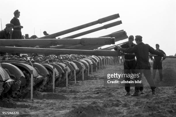 Soldaten reinigen die Geschützrohre von abgestellten Panzern am Ufer der Elbe im Rahmen des Großmanöver Waffenbrüderschaft 80, einer Übung der...