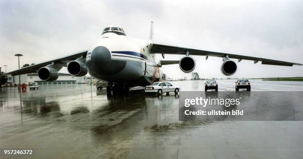 Das russische Transportflugzeug Antonow AN-124 wird mit Schwerlasten beladen, aufgenommen 1995 auf dem Flughafen Dresden.